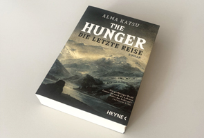 Taschenbuch The Hunger liegt auf heller Tischplatte, Draufsicht, schräg