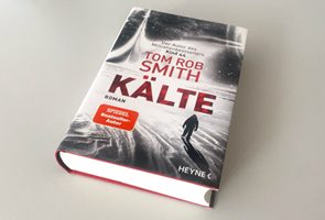 Buch Kälte liegt auf heller Tischplatte, schräge Draufsicht