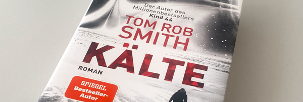 Cover-Ausschnitt Kälte, Hardcover, weiß-schwarz, man sieht eine Eisfläche, einen einsamen Wanderer und nächtlichen Sternenhimmel