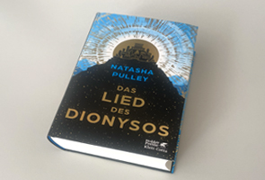 Buch Das Lied des Dionysos liegt auf heller Tischplatte